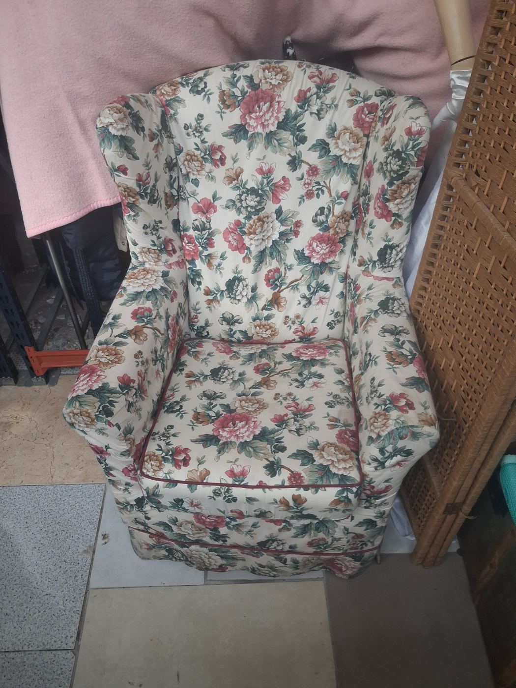 Sillón clásico con estampado floral vintage