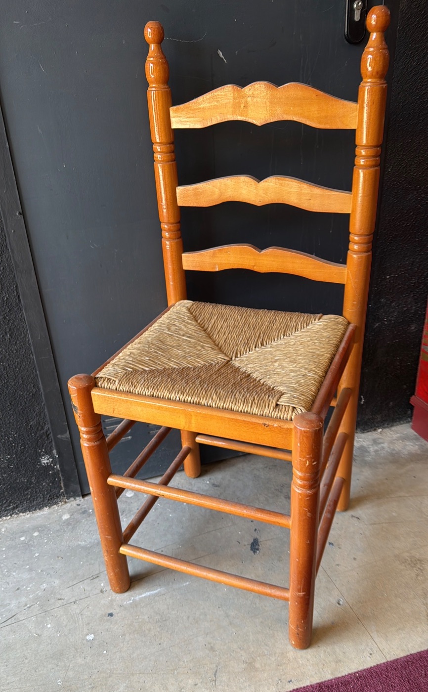 Silla rústica de madera con asiento trenzado