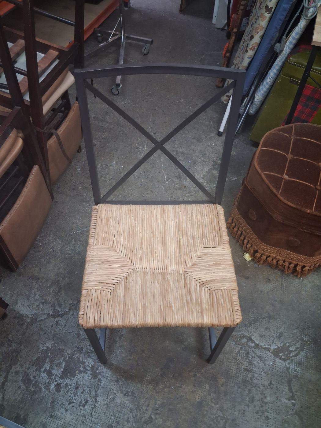 Silla con asiento trenzado y respaldo cruzado