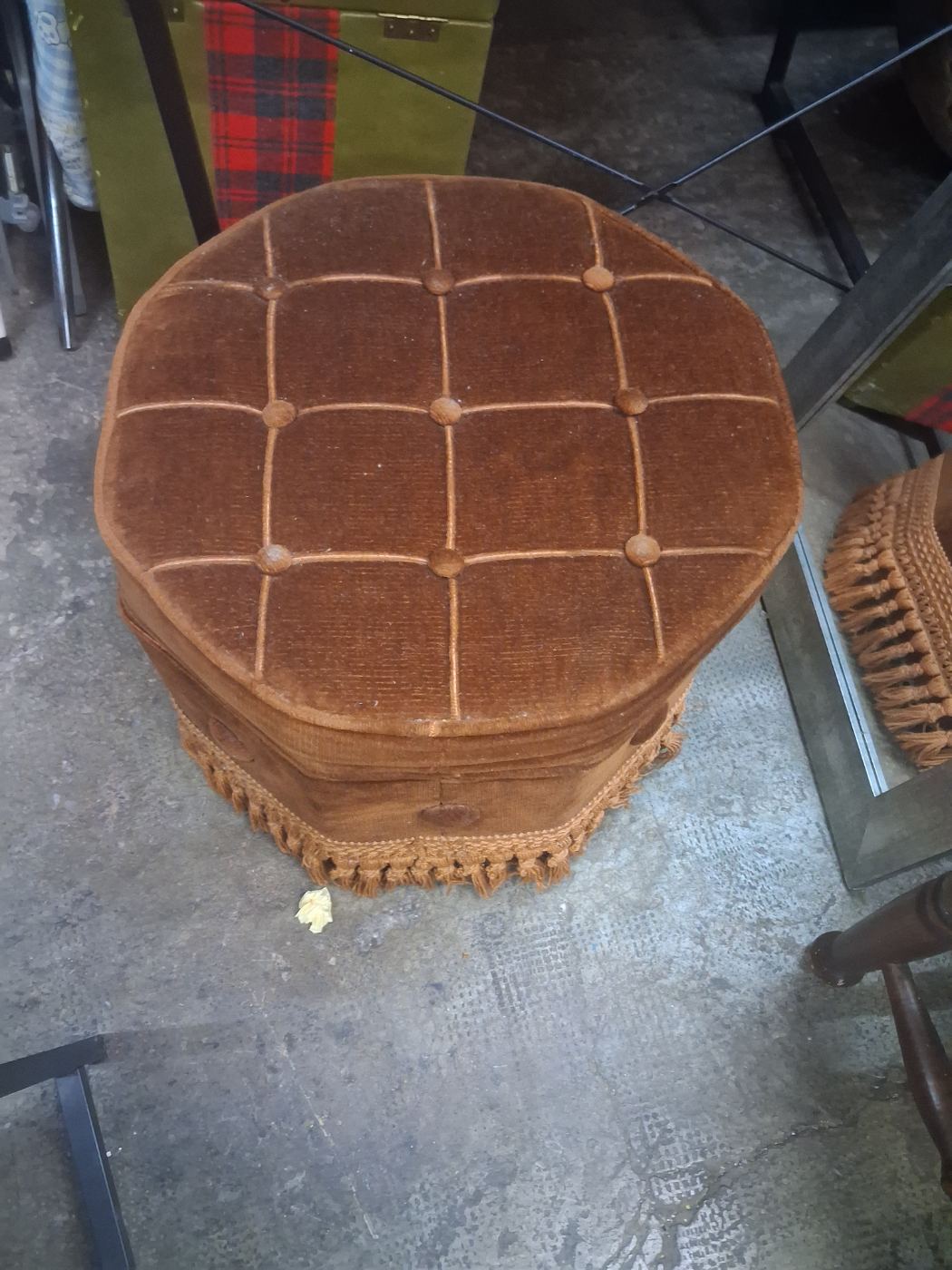 Puff vintage de tela marrón con detalles decorativos