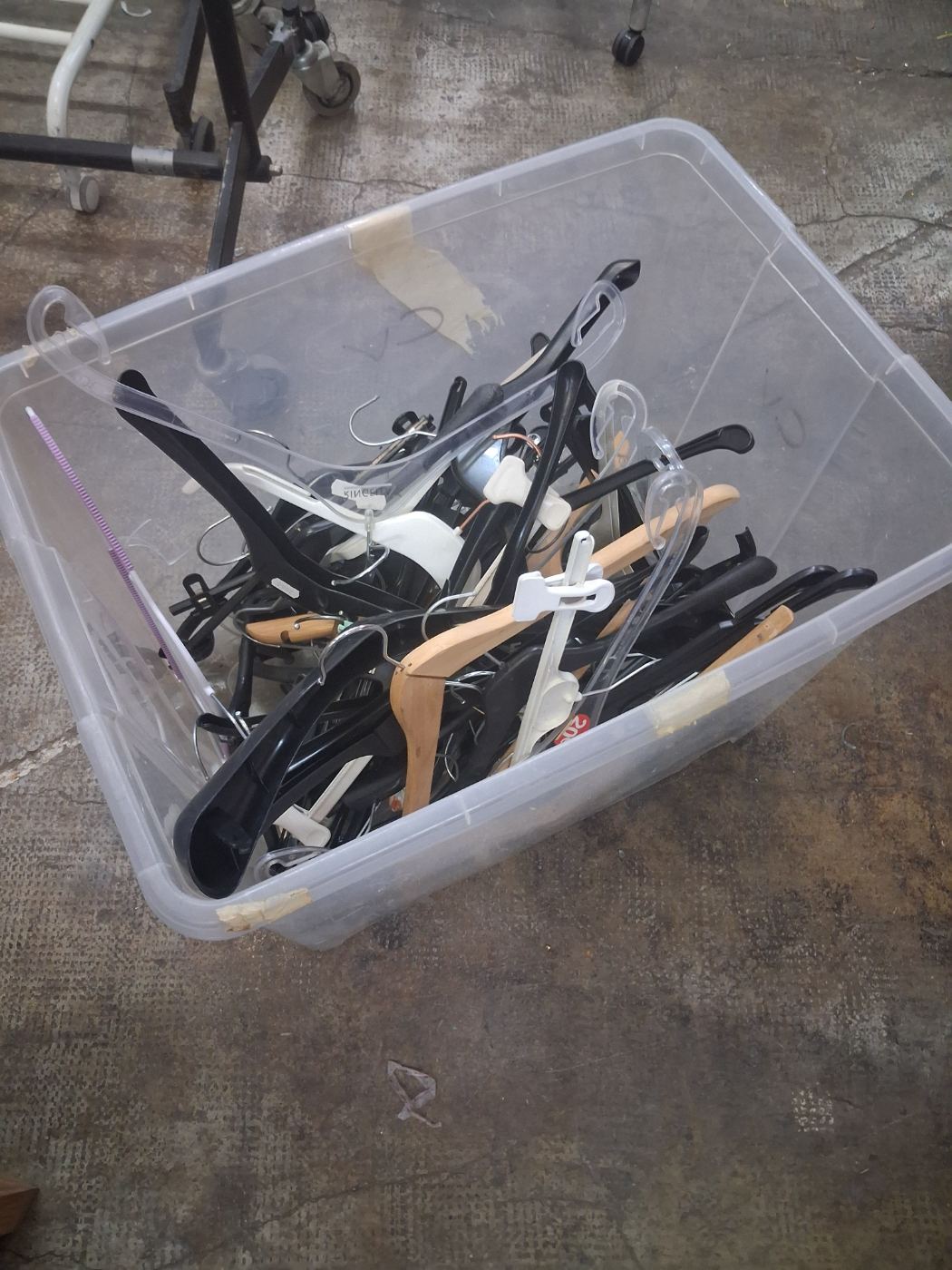 Caja con perchas variadas para ropa