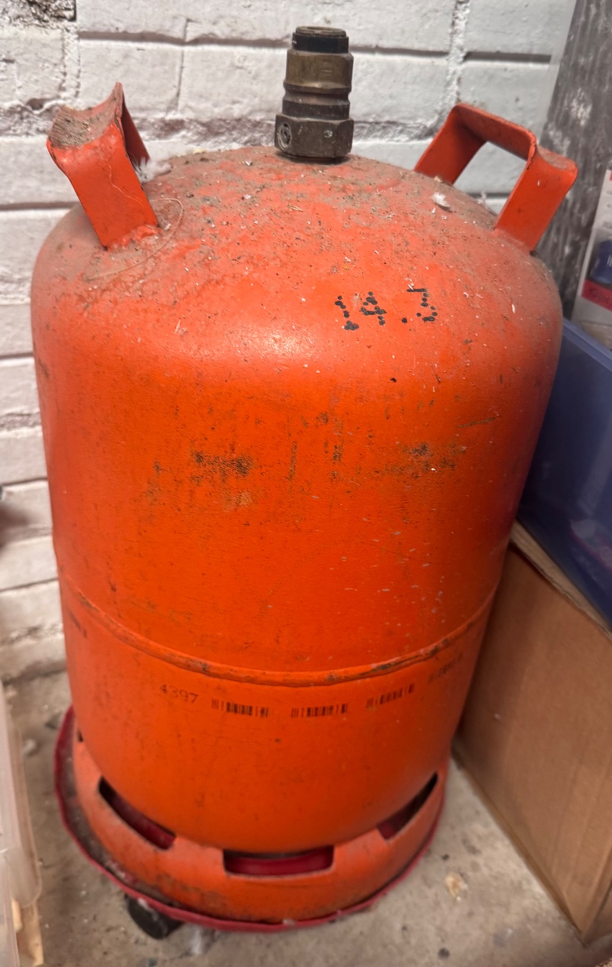 Bombona de butano vacía en estado usado