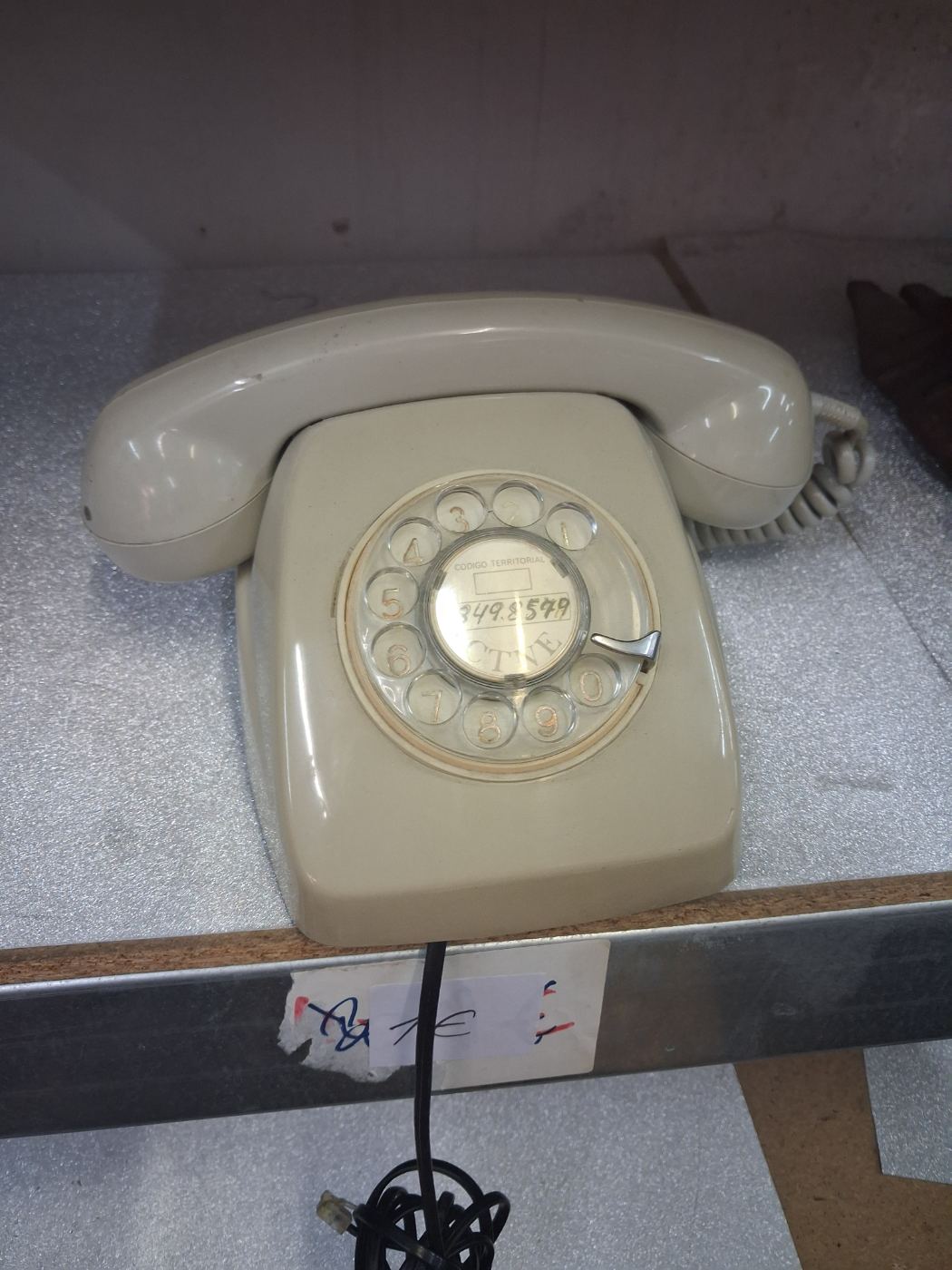Teléfono antiguo de disco para coleccionistas
