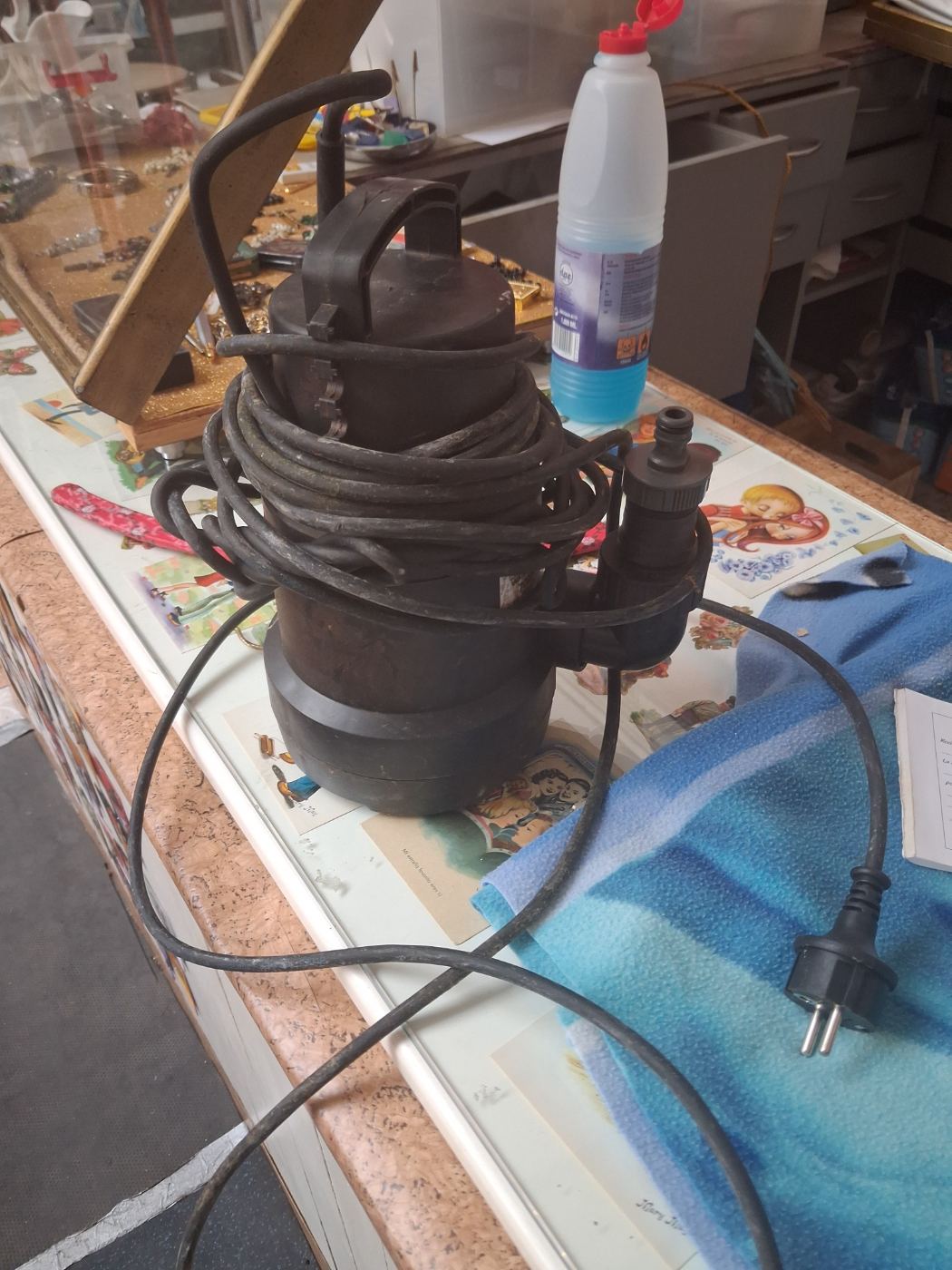 Bomba de agua eléctrica usada con cable largo y mango