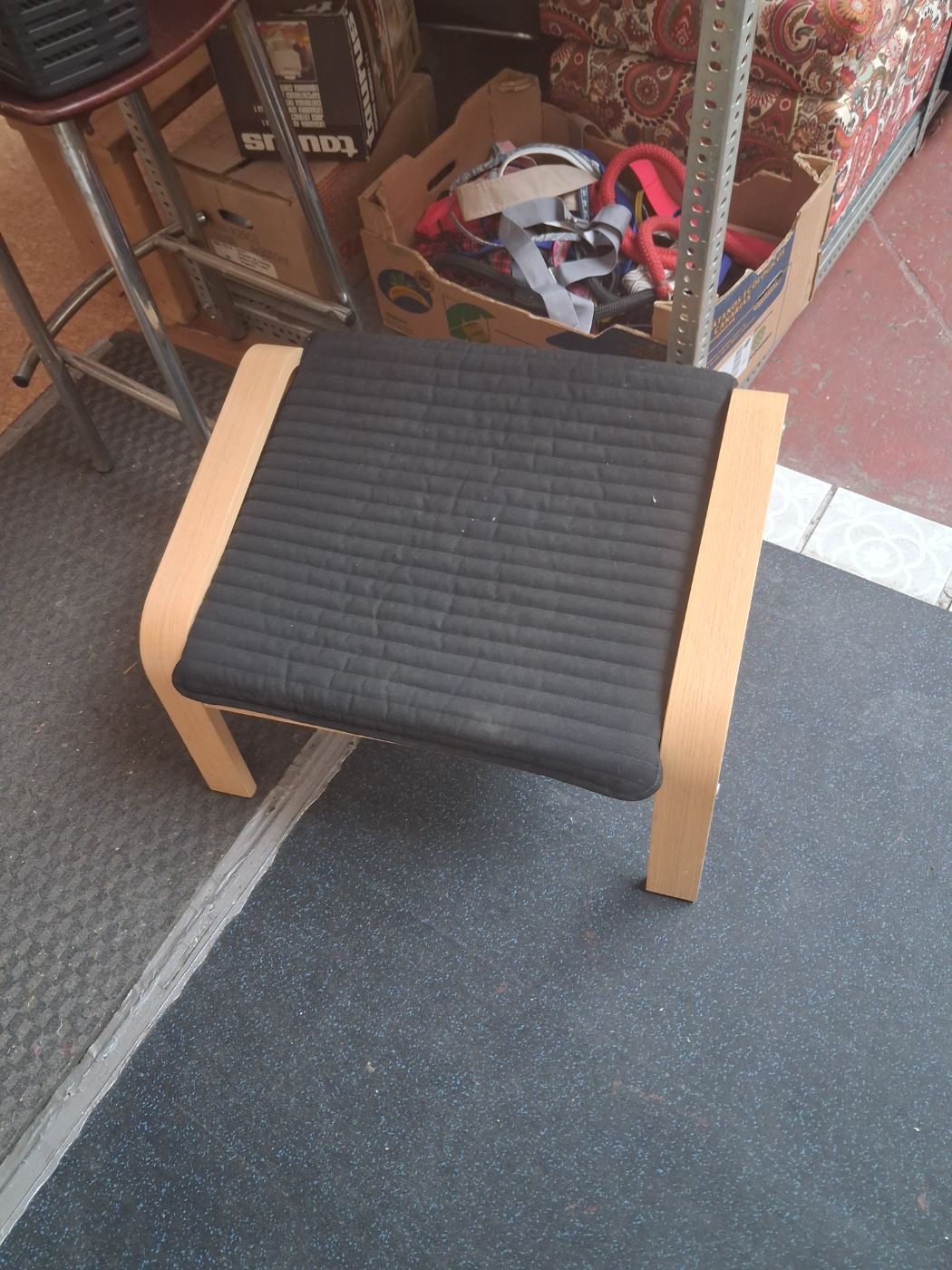 Reposapiés sencillo con cojín negro