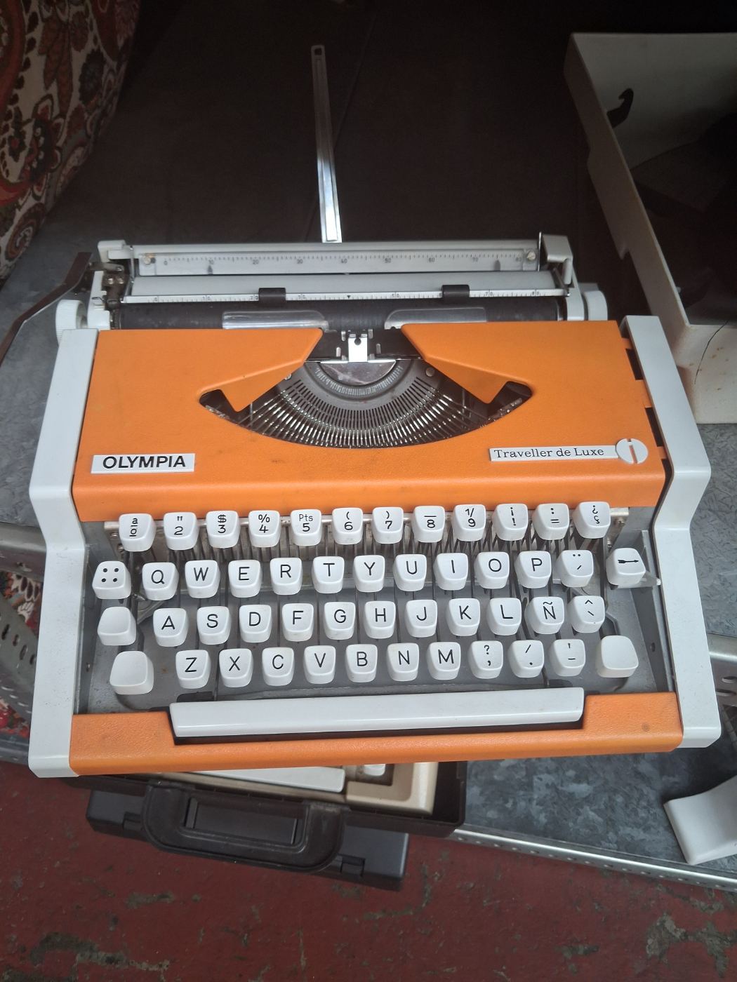 Máquina de escribir Olympia Traveller de Luxe naranja
