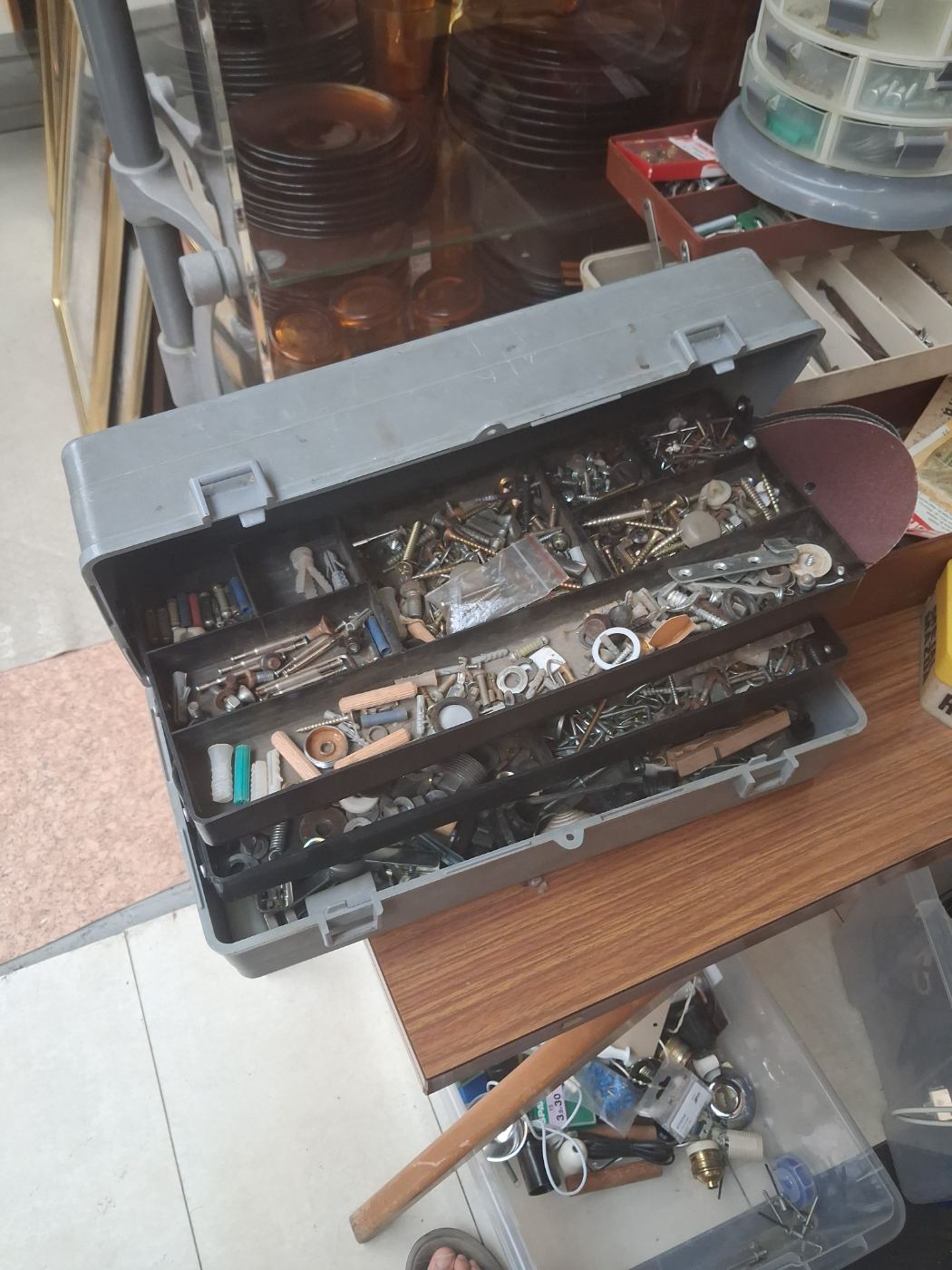 Caja de herramientas con tornillos y accesorios variados