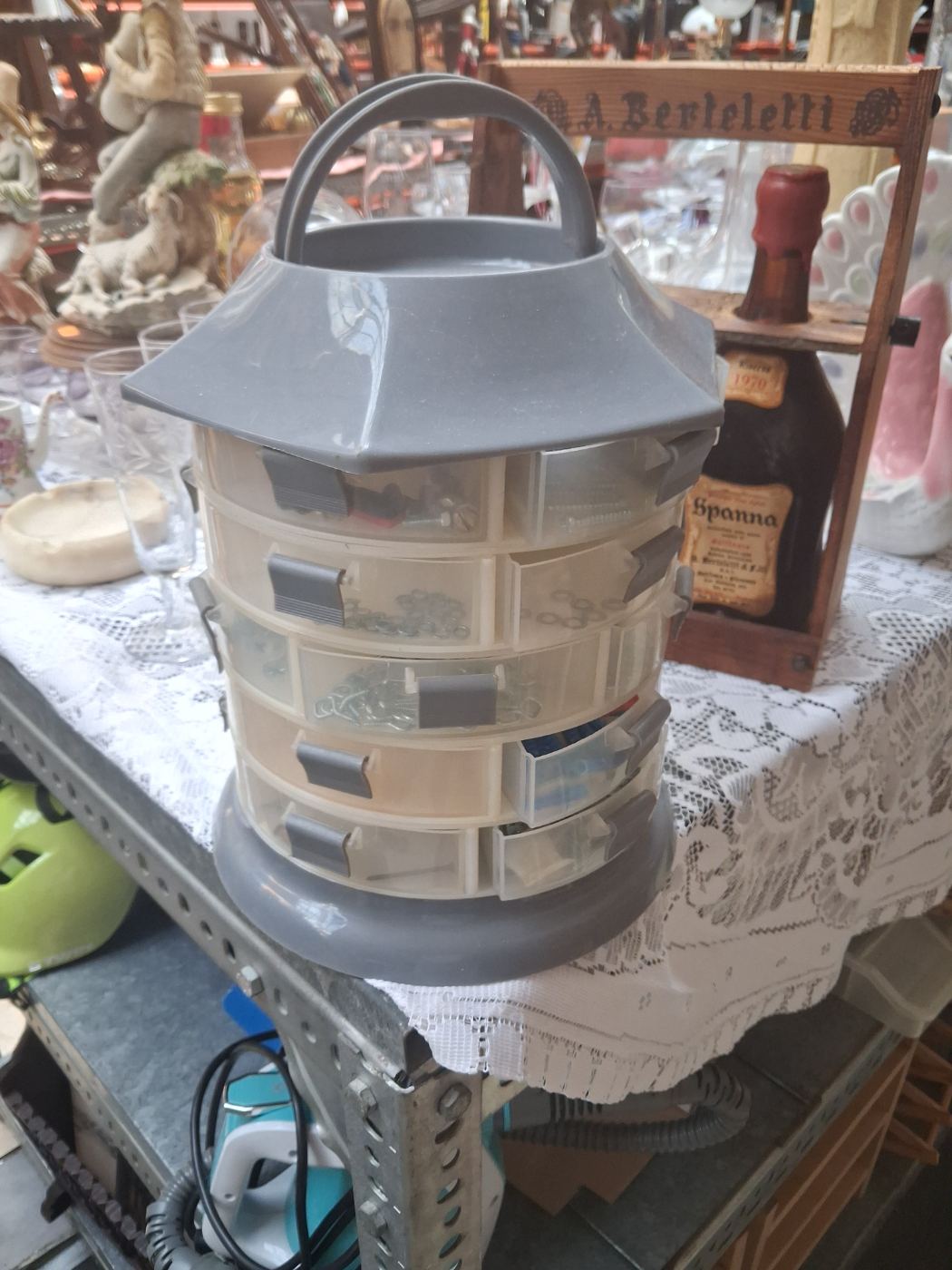 Caja organizadora de herramientas con varios compartimentos