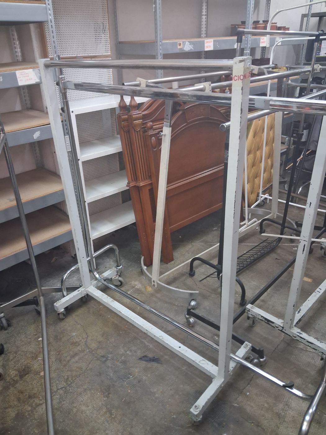 Burra de ropa metálica con ruedas para colgar prendas