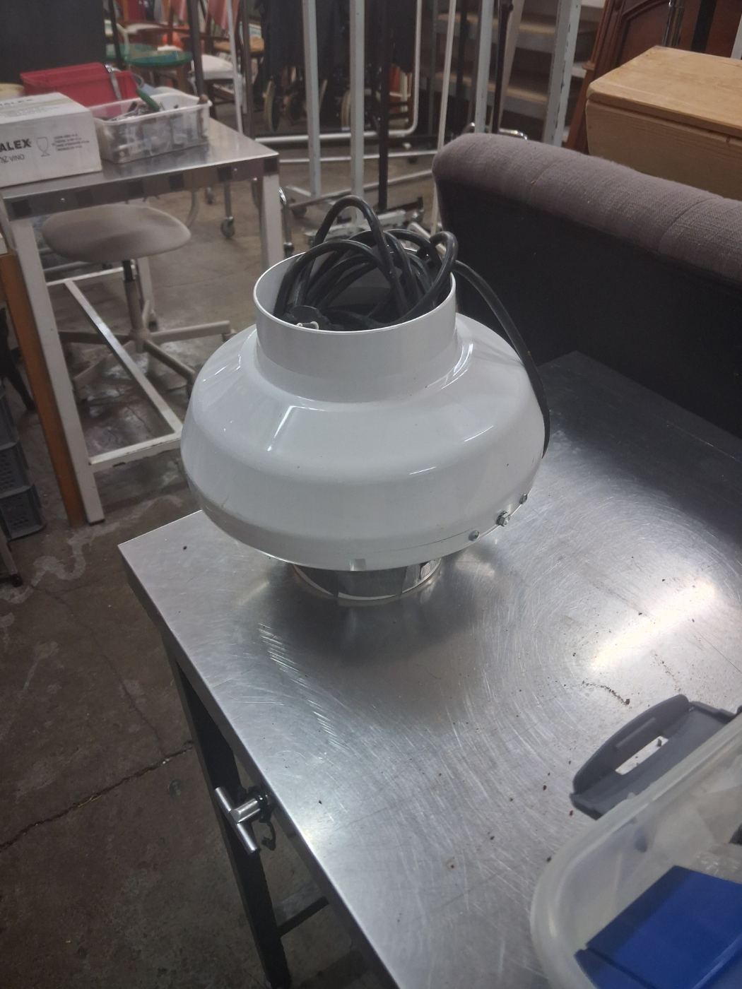Extractor de aire compacto para ventilación industrial o doméstica