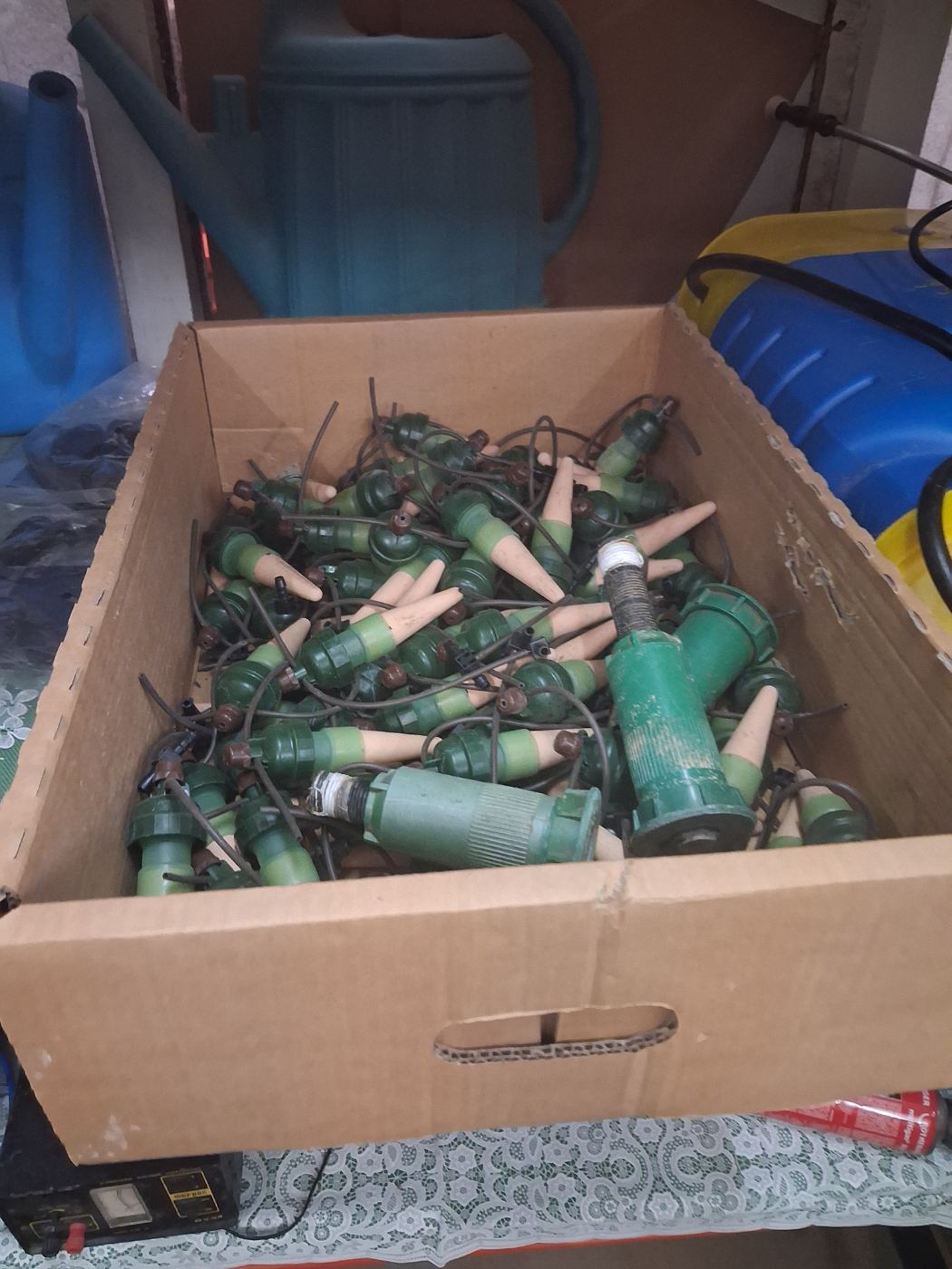 Piezas de riego usadas en caja de cartón