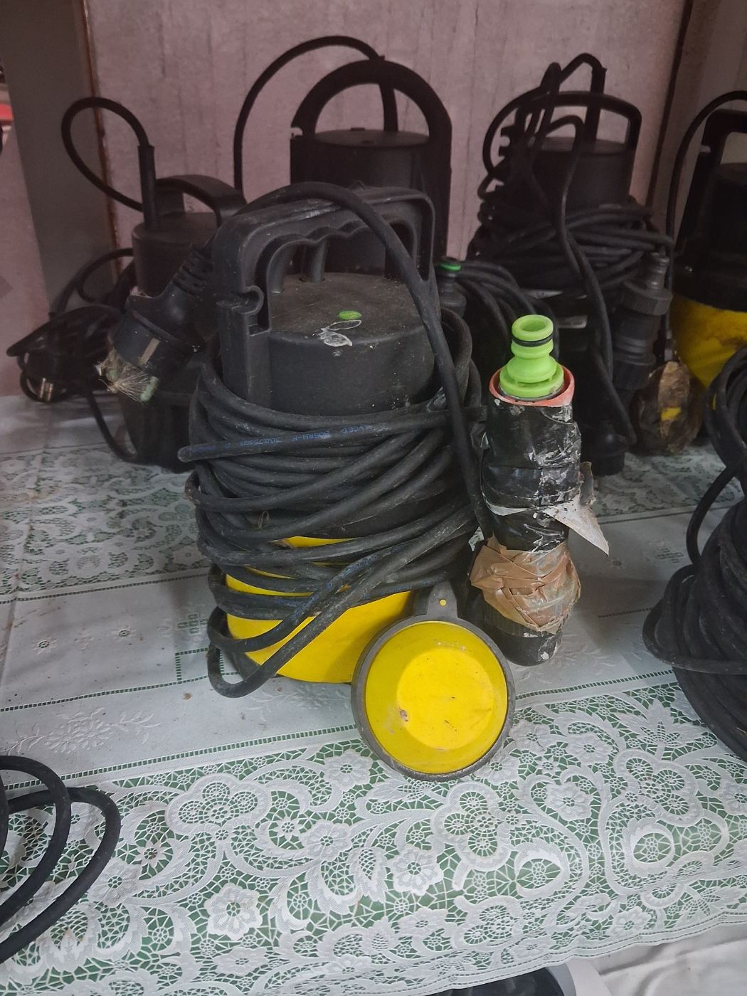 Bomba de agua eléctrica usada con cable y accesorio