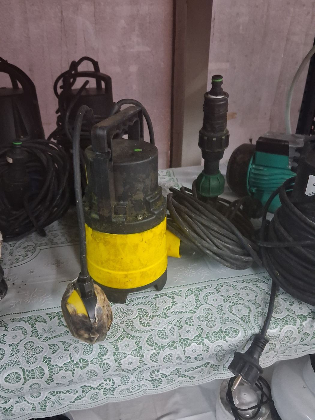 Bomba de agua usada con flotador, en buen estado