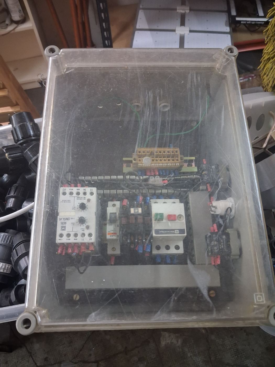 Cuadro eléctrico con protección y relés usados