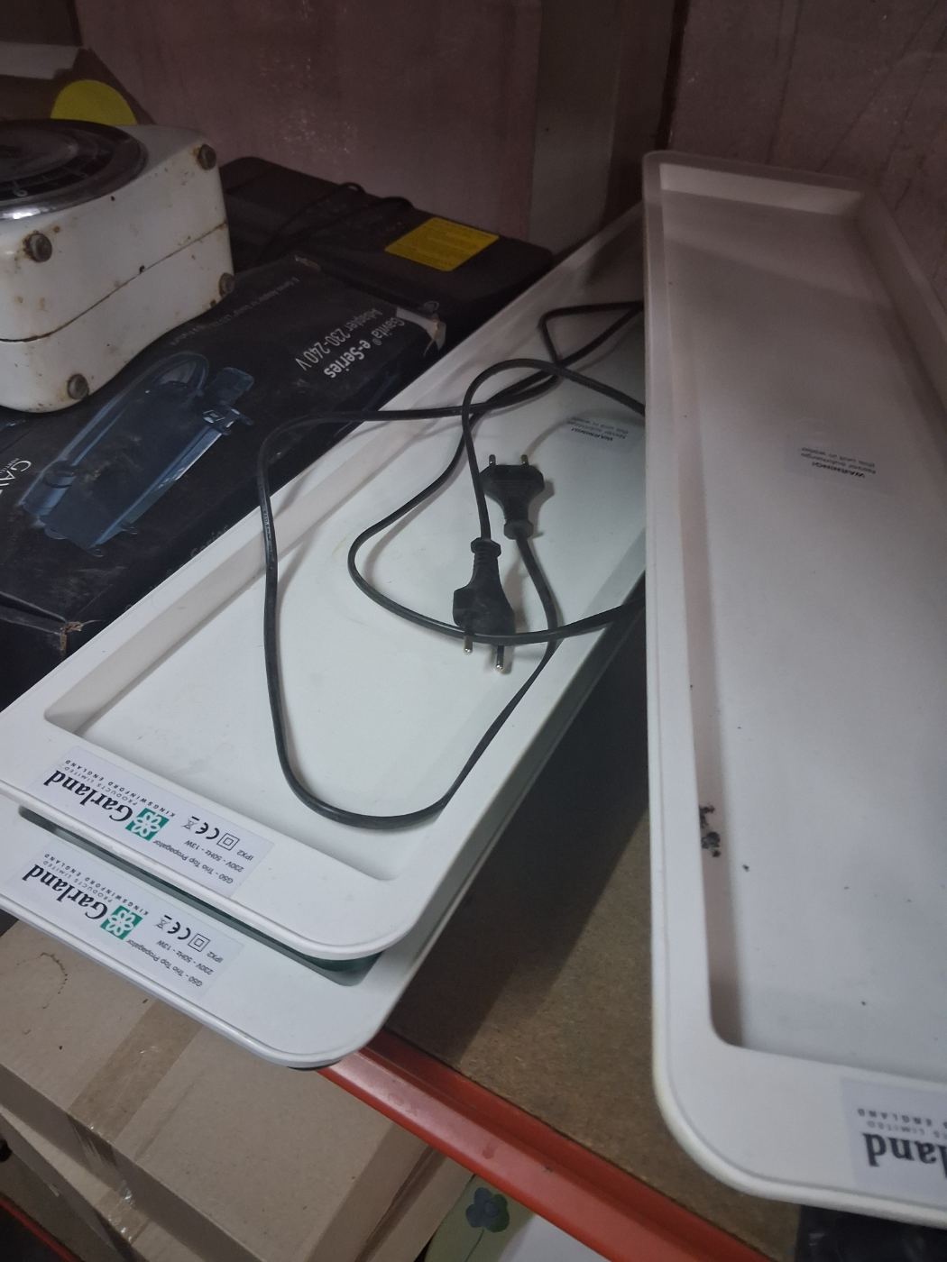Bandeja para plantas con enchufe eléctrico