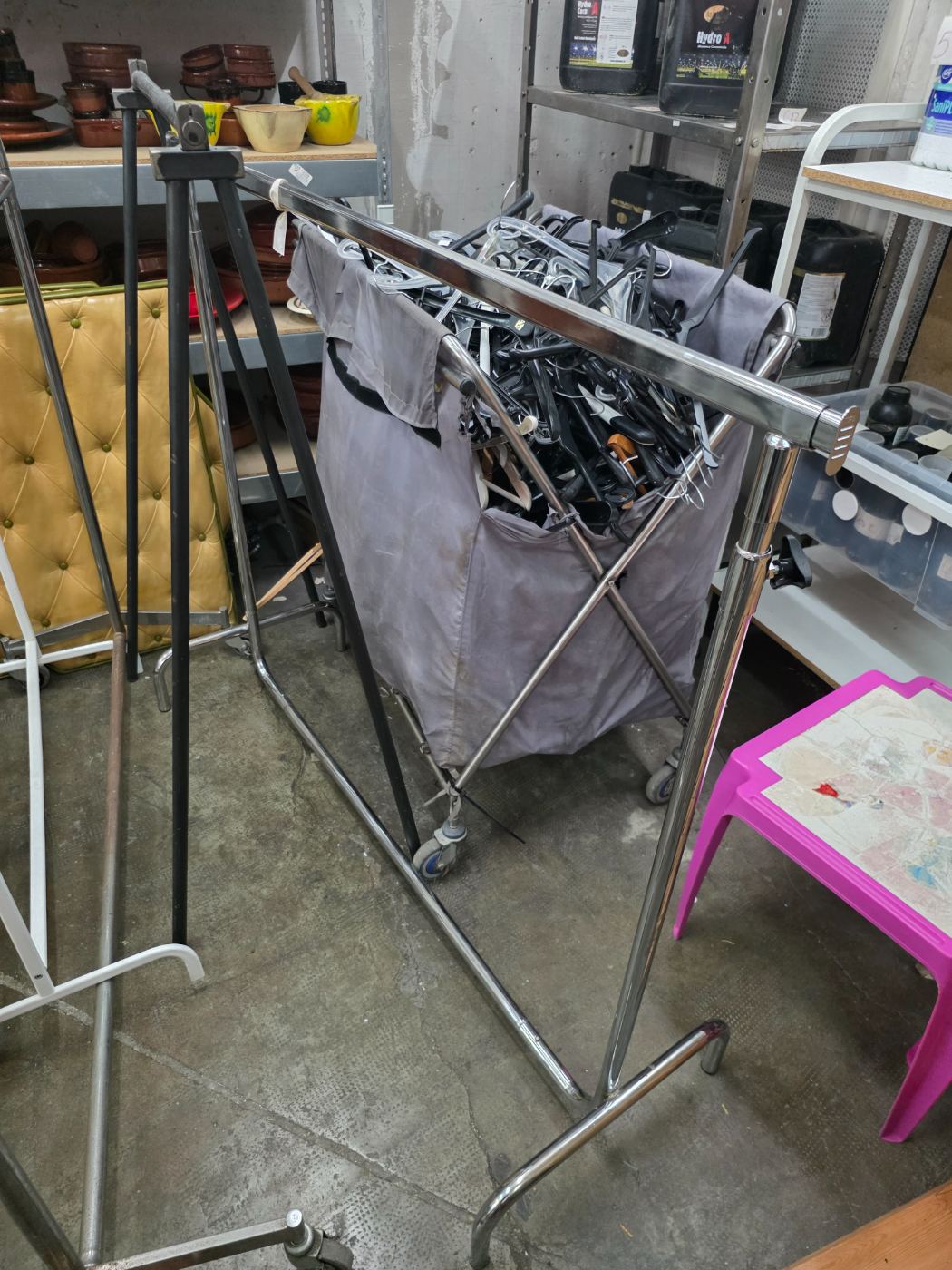 Burra de ropa con ruedas y barra metálica