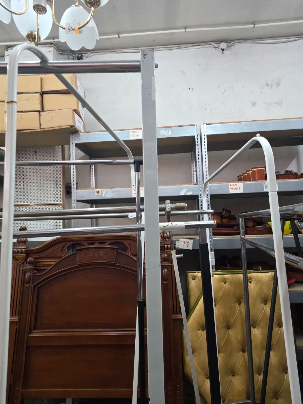 Burra para ropa metálica con ruedas