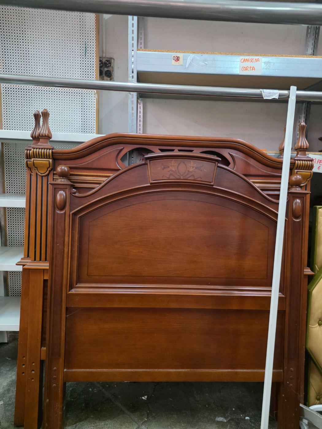 Burra ropa de madera tallada para dormitorio