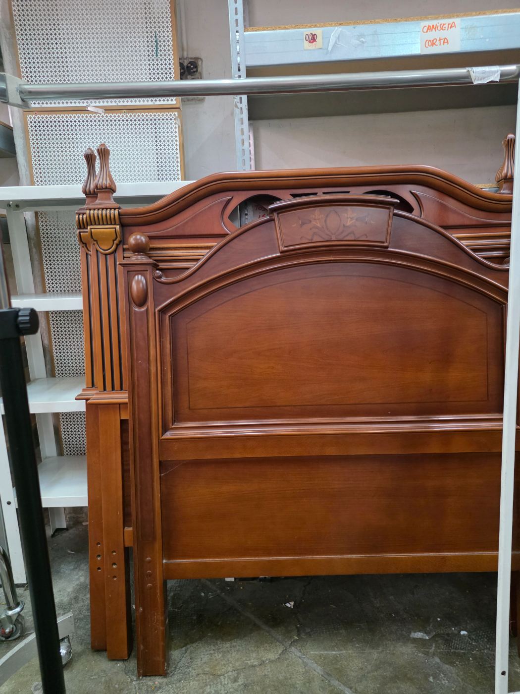 Burra ropa de madera con diseño clásico