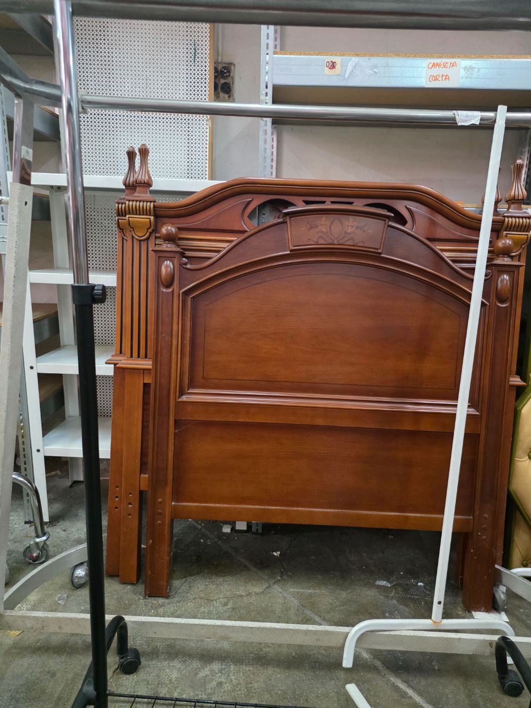 Cabezal de cama clásico de madera