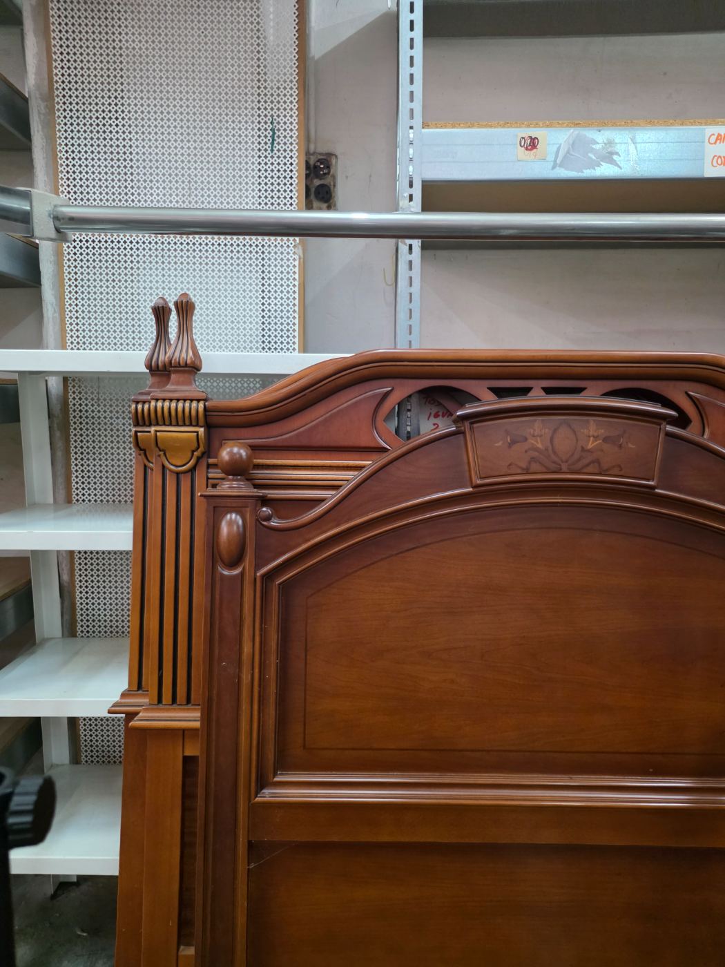 Cabezal de cama con diseño clásico en madera