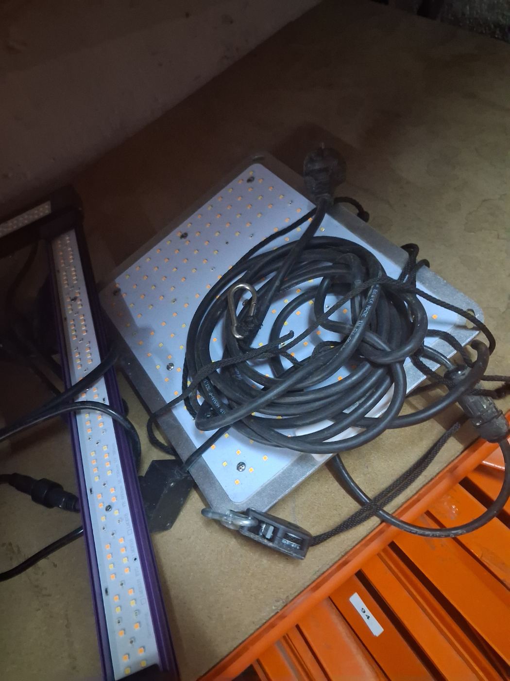 Focos LED de segunda mano con cables y enchufe