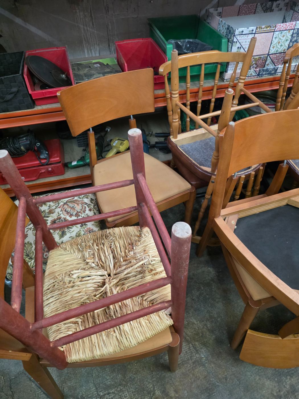 Lote de sillas de madera variadas para restaurar