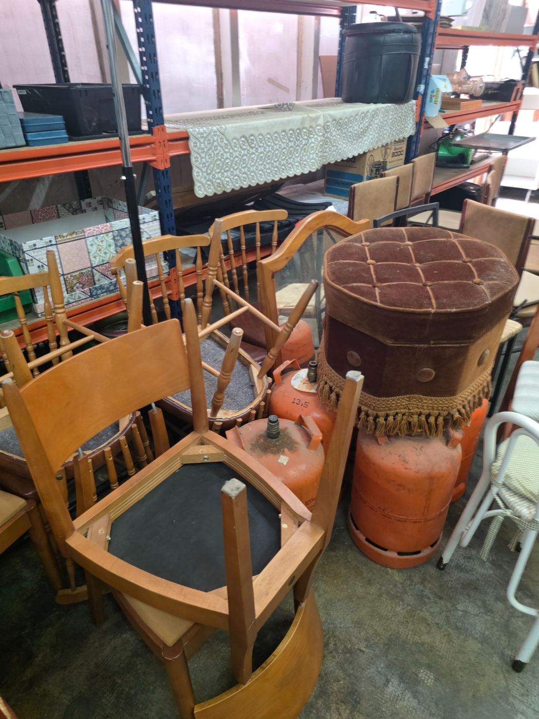 Lote de sillas de madera usadas