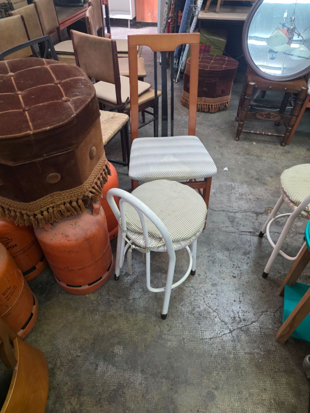 Sillas de madera con asiento tapizado, usadas
