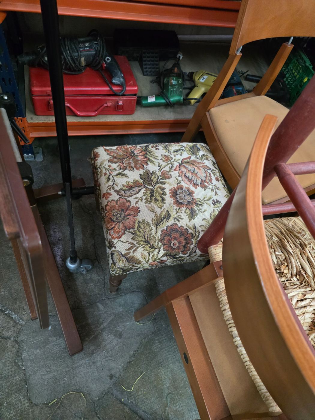 Silla tapizada con estampado floral vintage