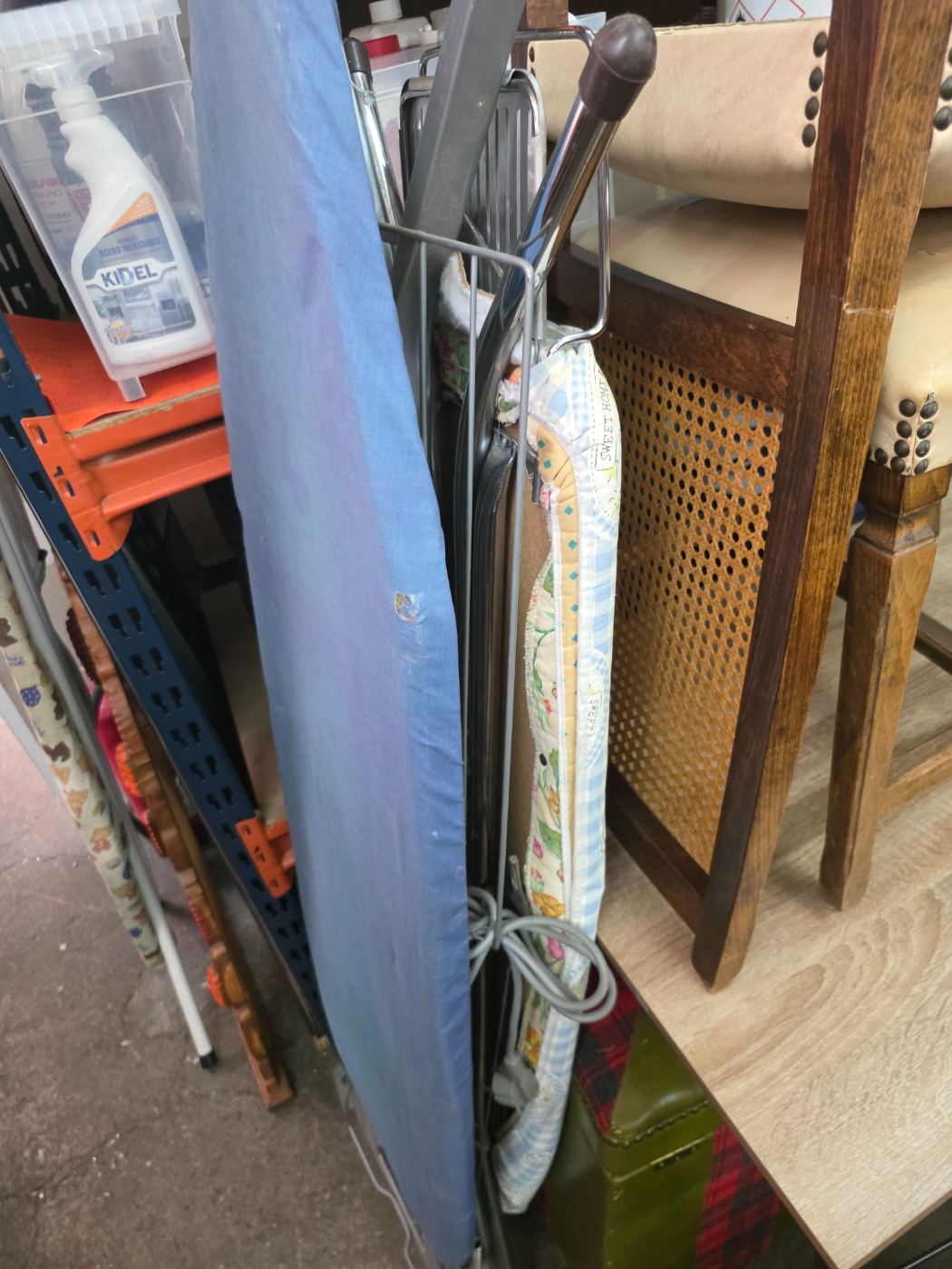 Tabla de planchar plegable con funda azul