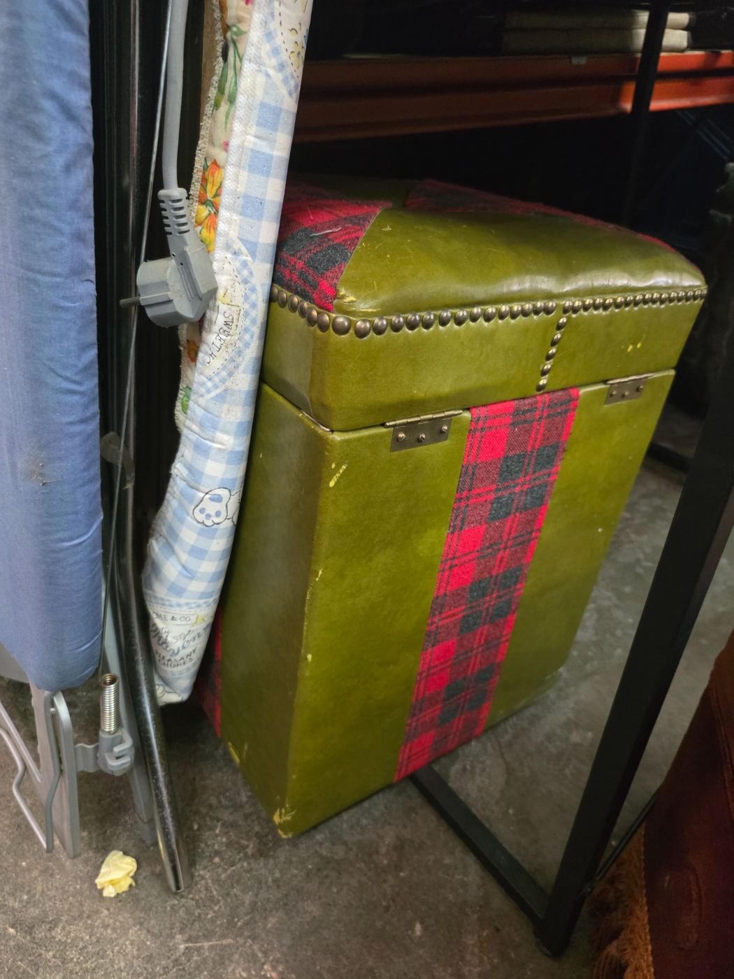 Puf baúl vintage verde oliva con cuadros tartán