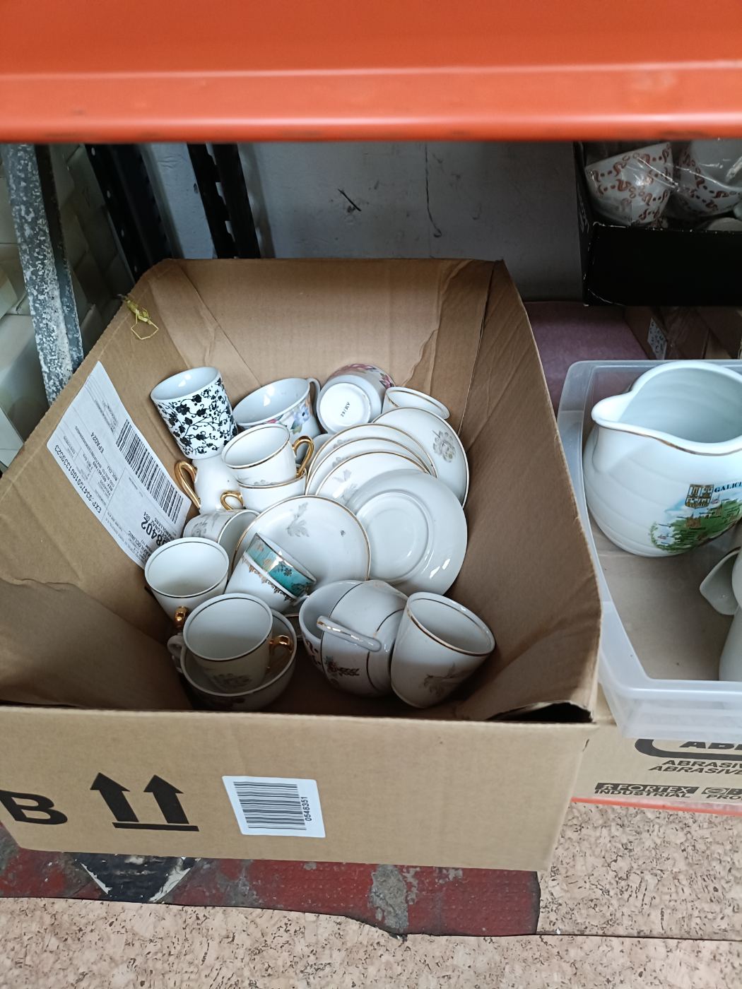6 tazas variadas con platos en caja de cartón