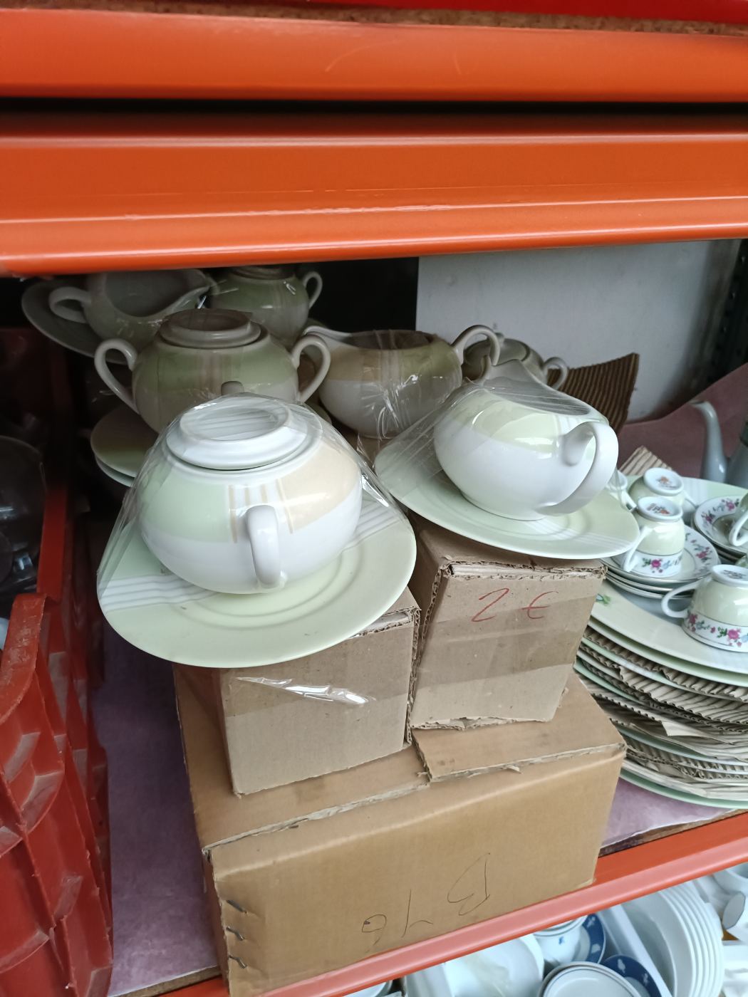 6 tazas con plato a juego en tonos claros