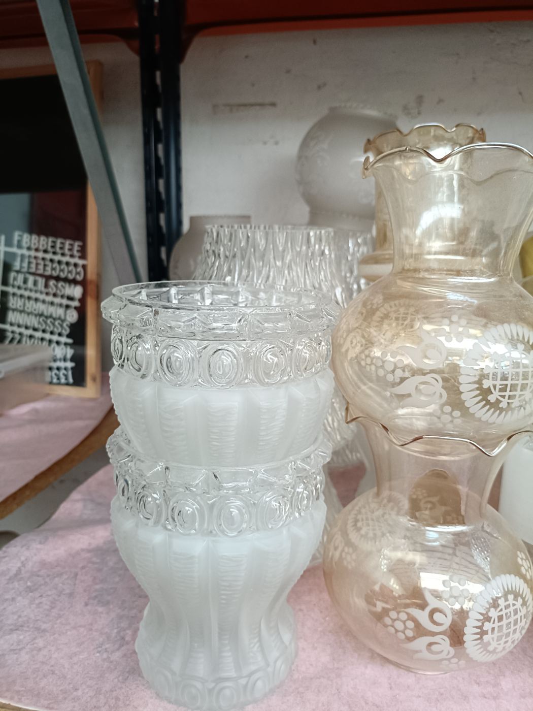 Lote de tulipas y pantallas de cristal vintage para lámparas