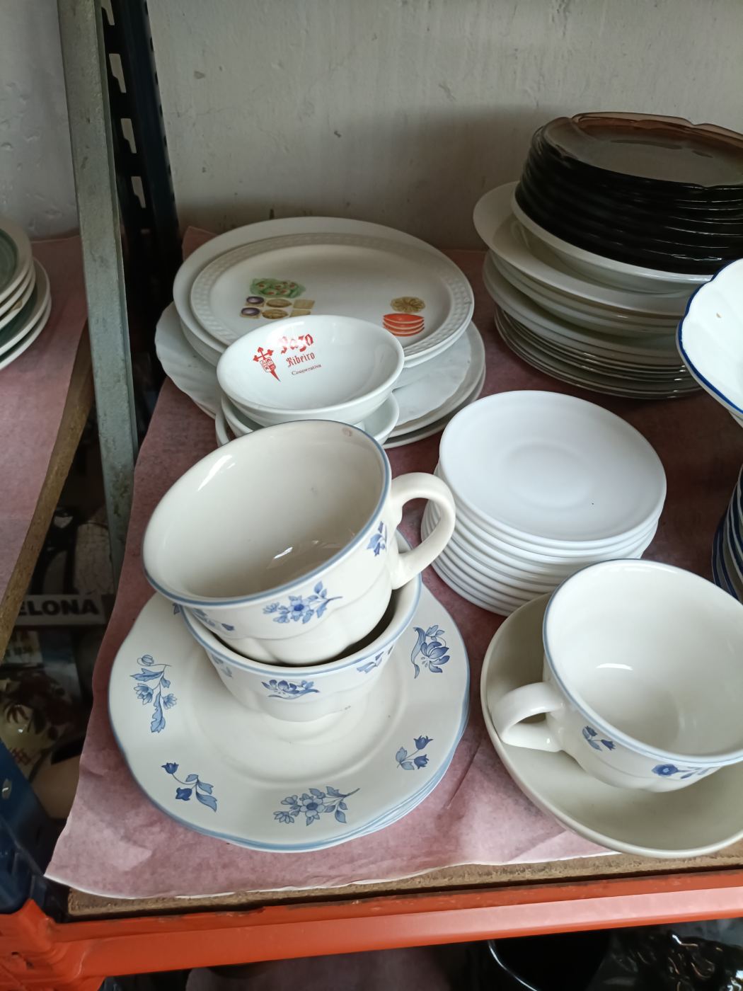 6 tazas con platillos y decoración floral azul
