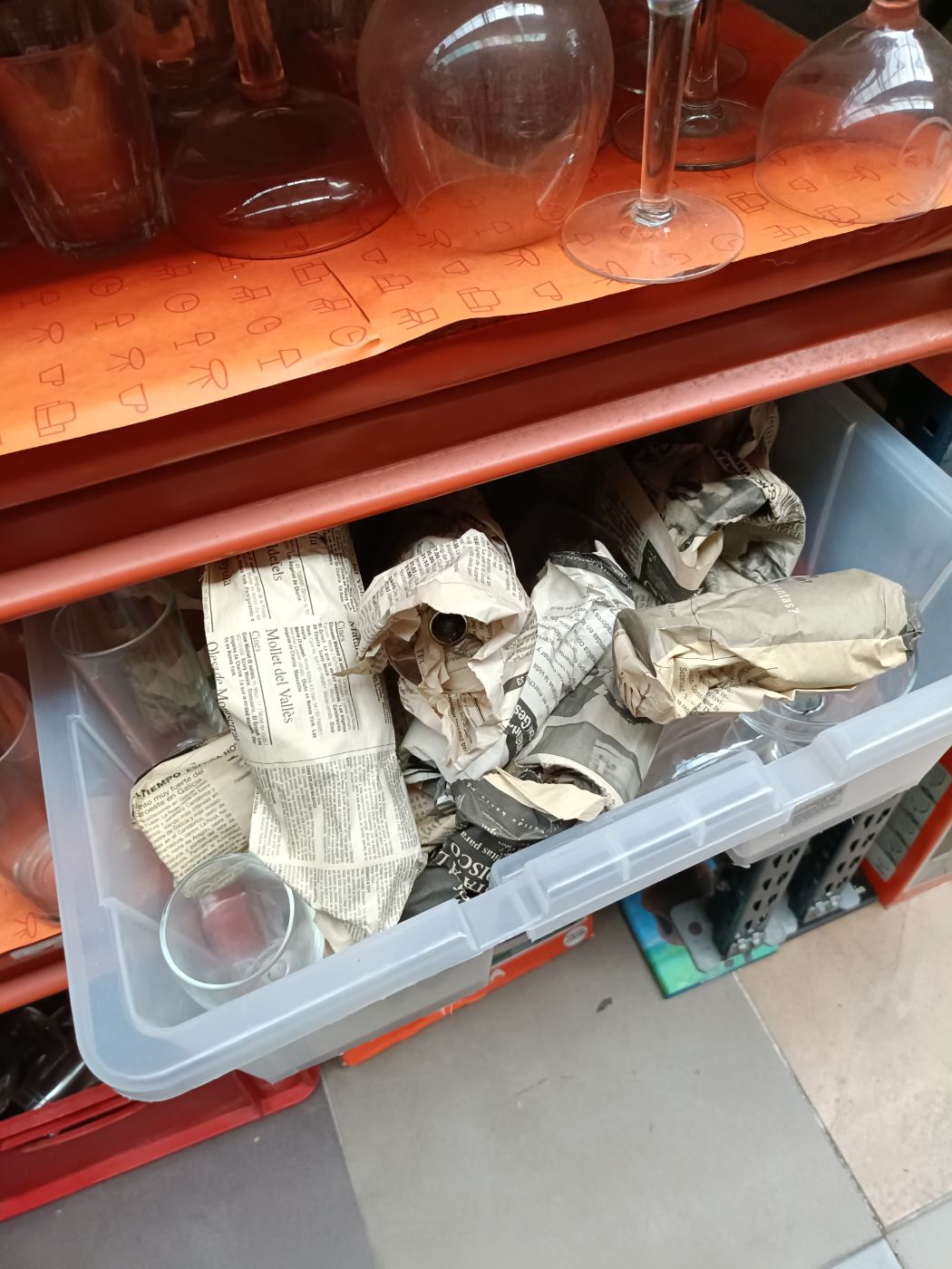 6 copas de cristal envueltas a medias en papel