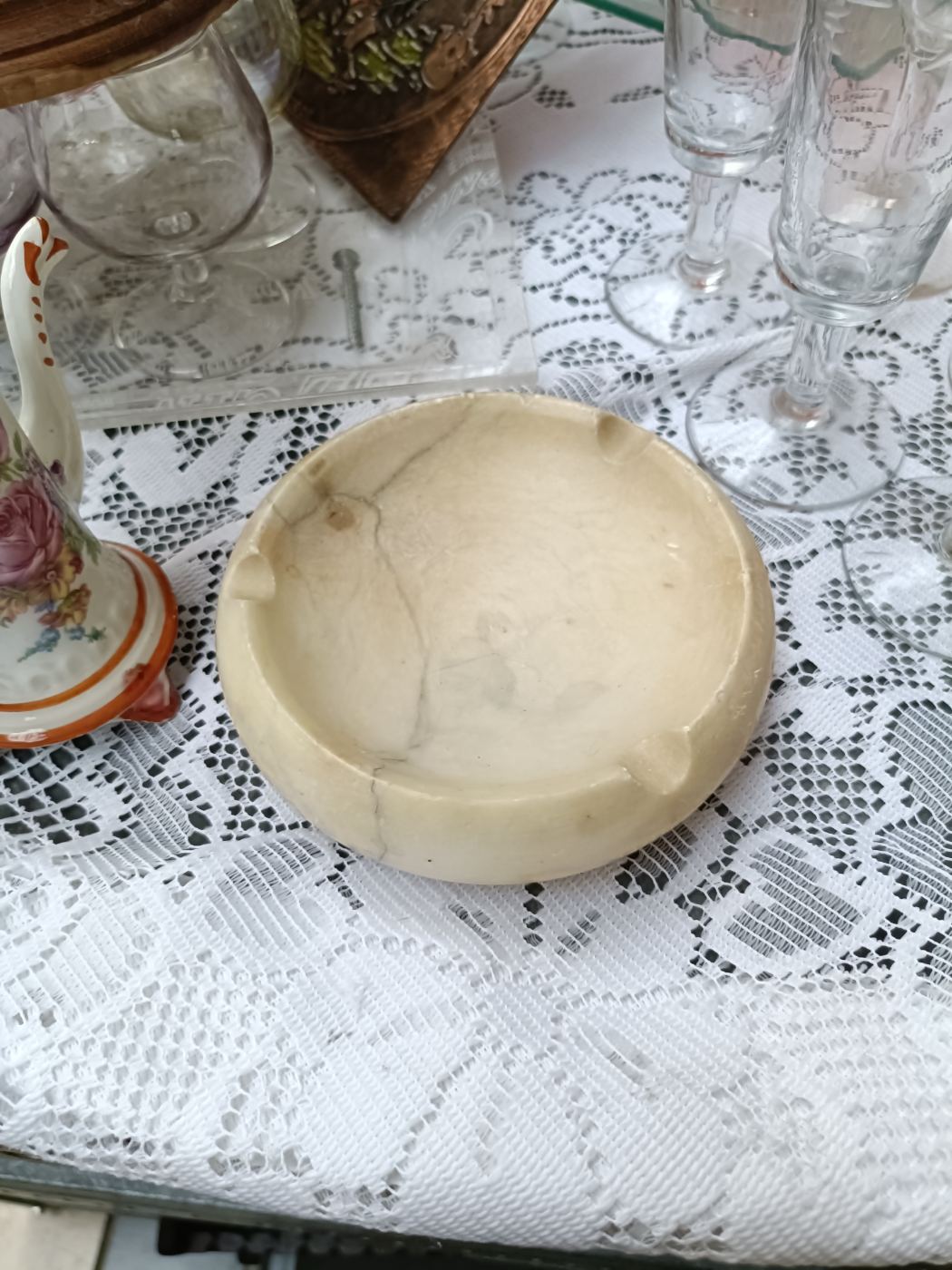 Cenicero clásico de piedra con señales de uso
