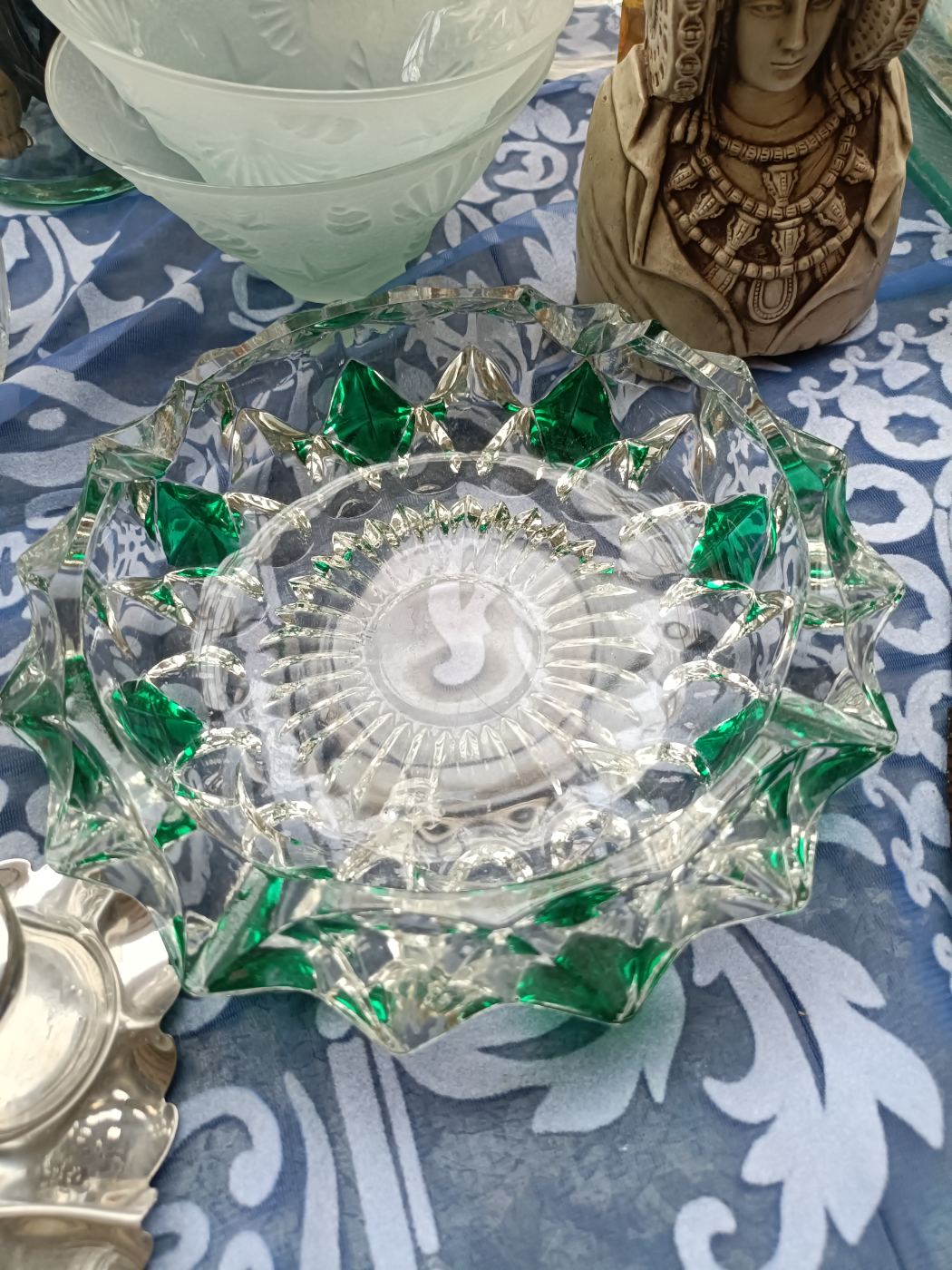 Cenicero de cristal con detalles en verde