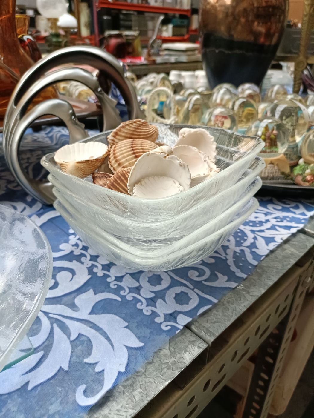 Decoración con cuencos de cristal y conchas marinas