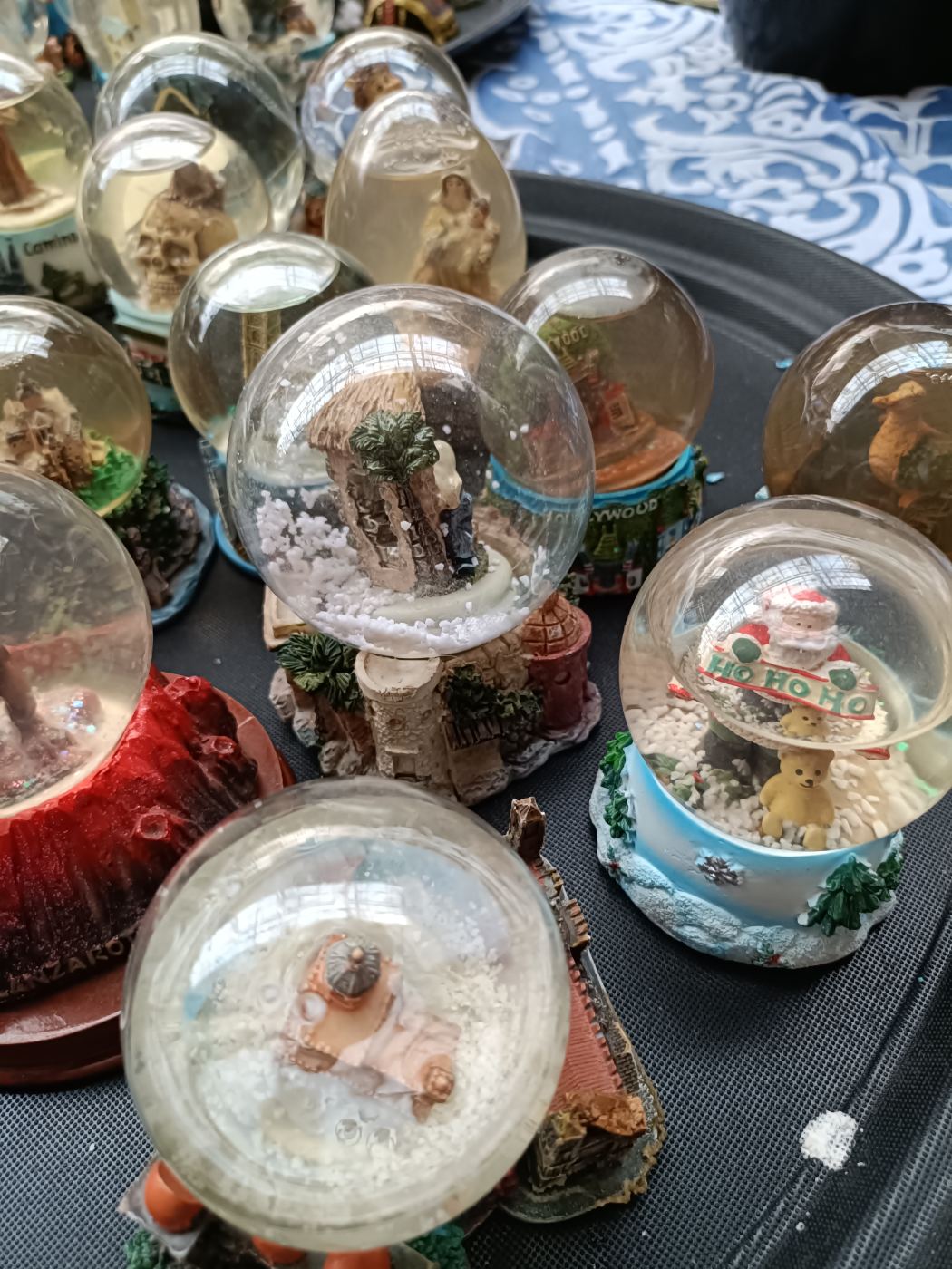 Bola de cristal decorativa con escena interior