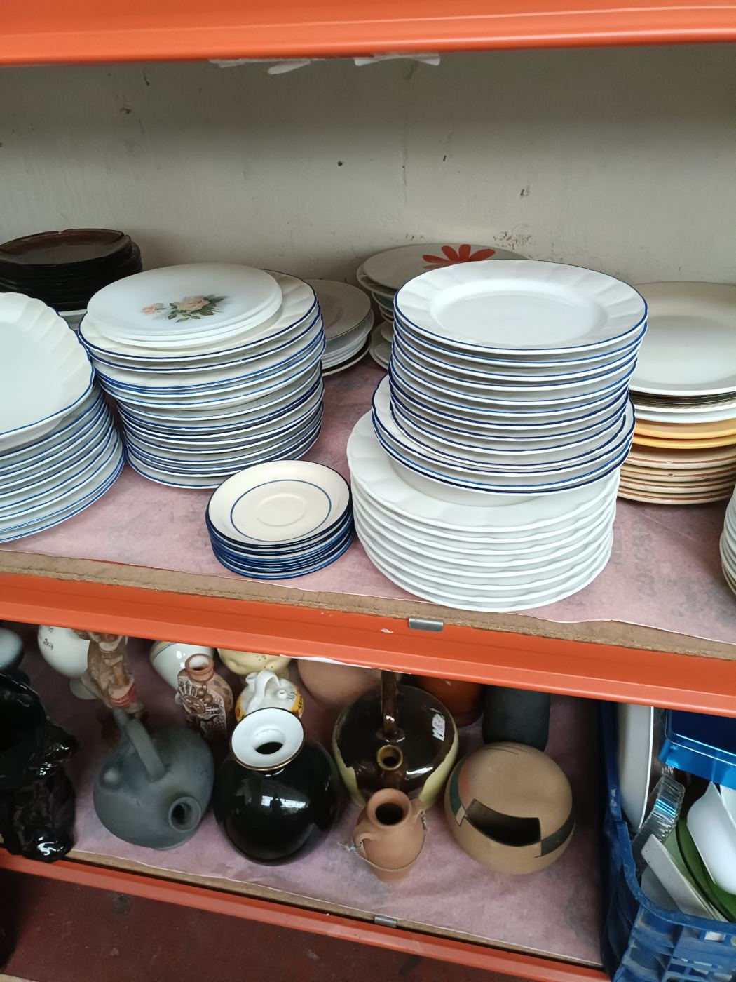 6 platos blancos con borde azul