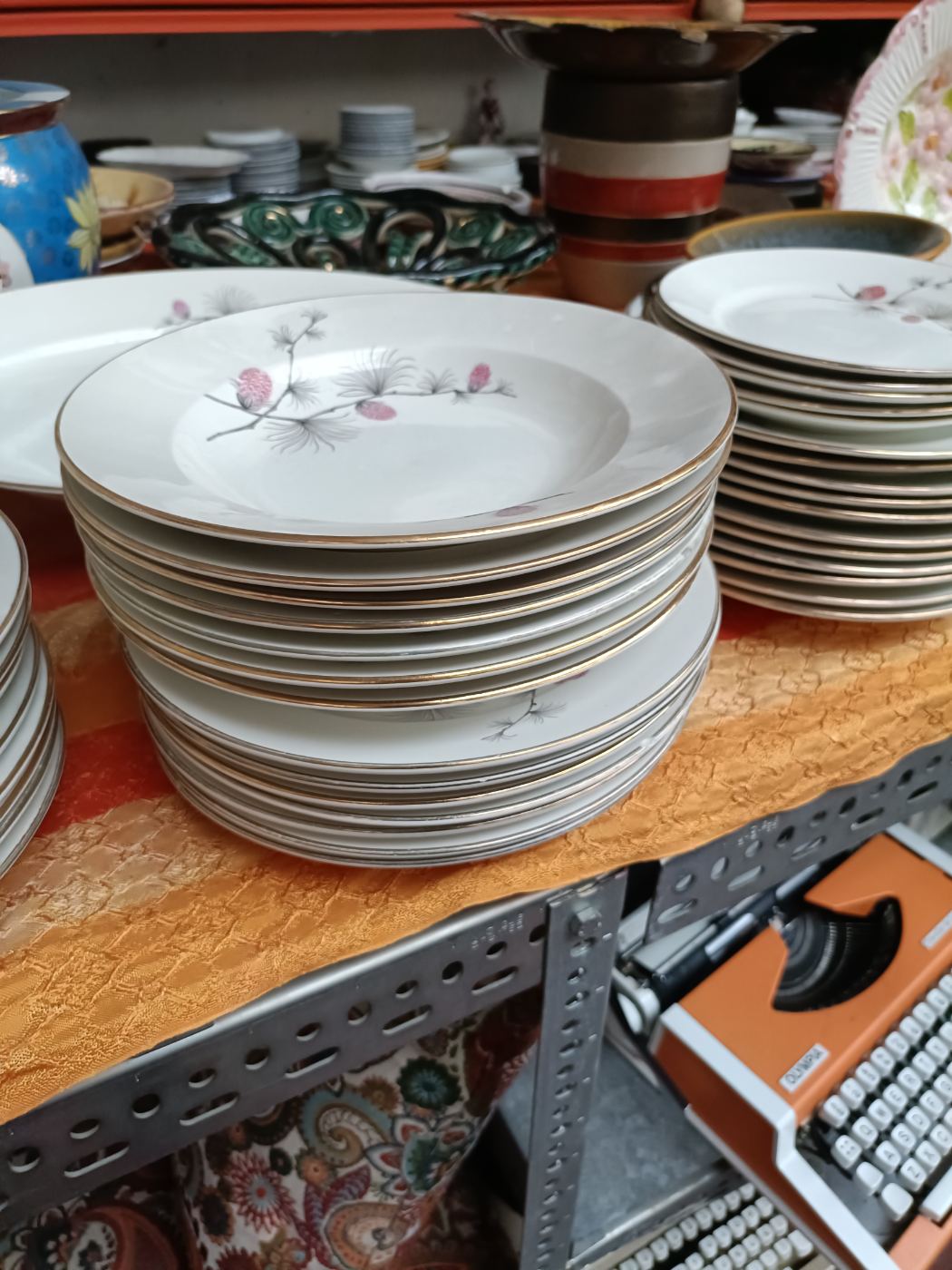 Lote 3 platos con vajilla decorativa