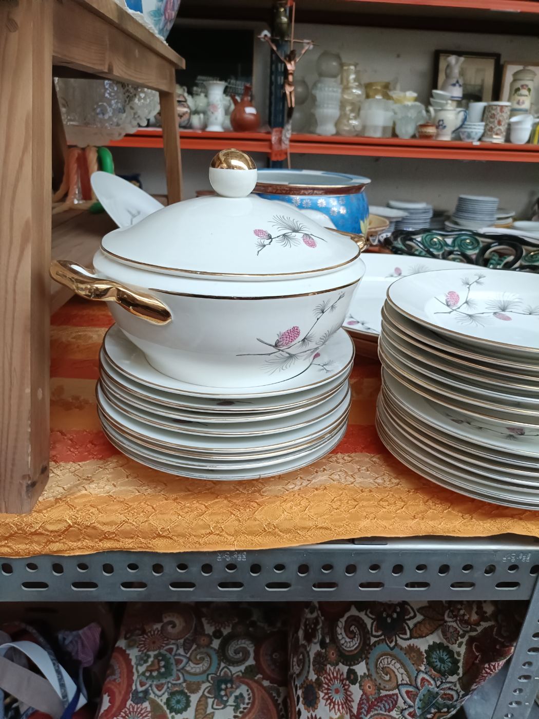 Juego de 3 platos con sopera decorativa clásica