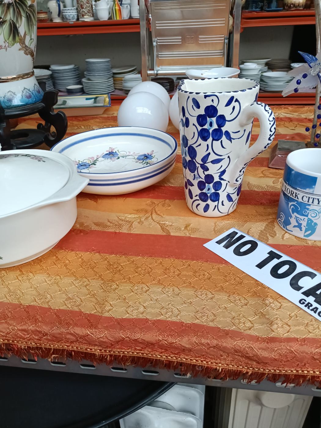 Jarra de cerámica blanca con decoración azul