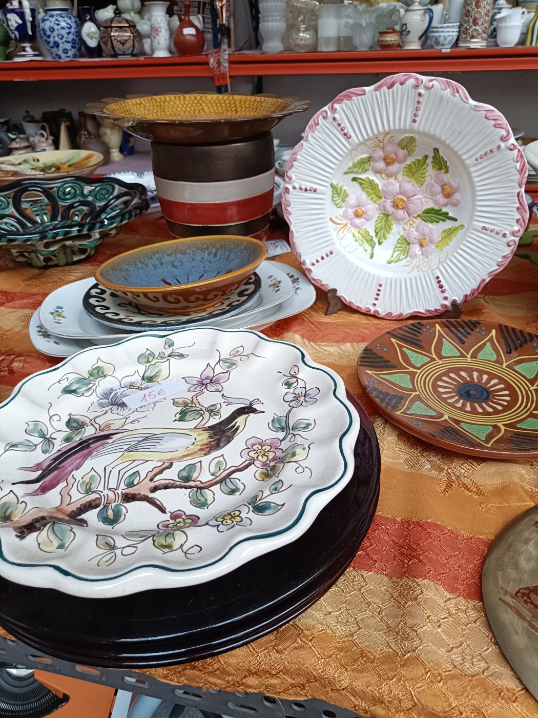 Platos de cerámica decorativa variados para colección o uso