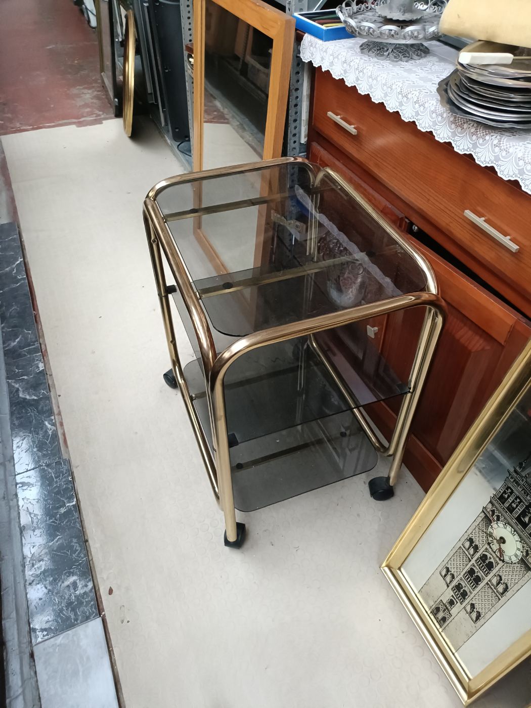 Mesita auxiliar con ruedas y estantes de cristal