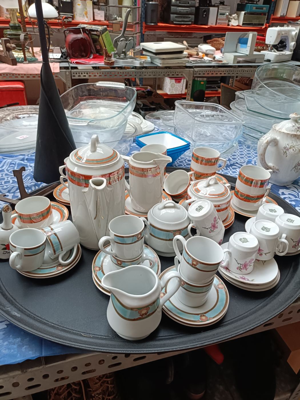 Juego variado de tazas con platillos para café o té