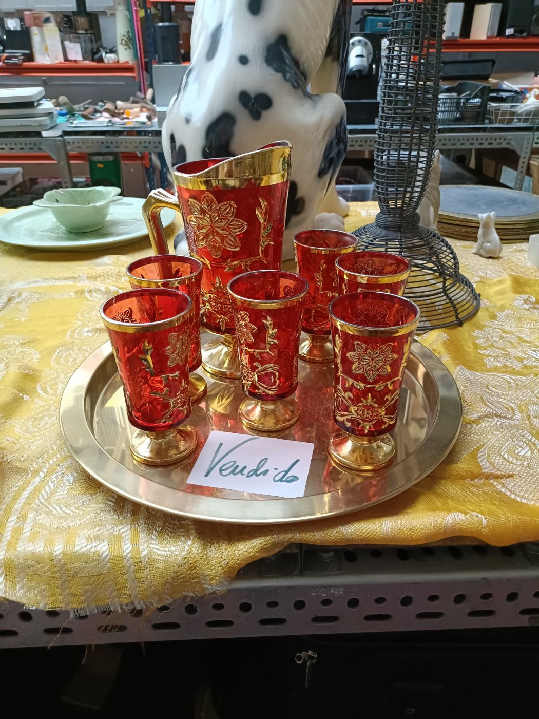 Juego de vasos y jarra rojos con detalles dorados