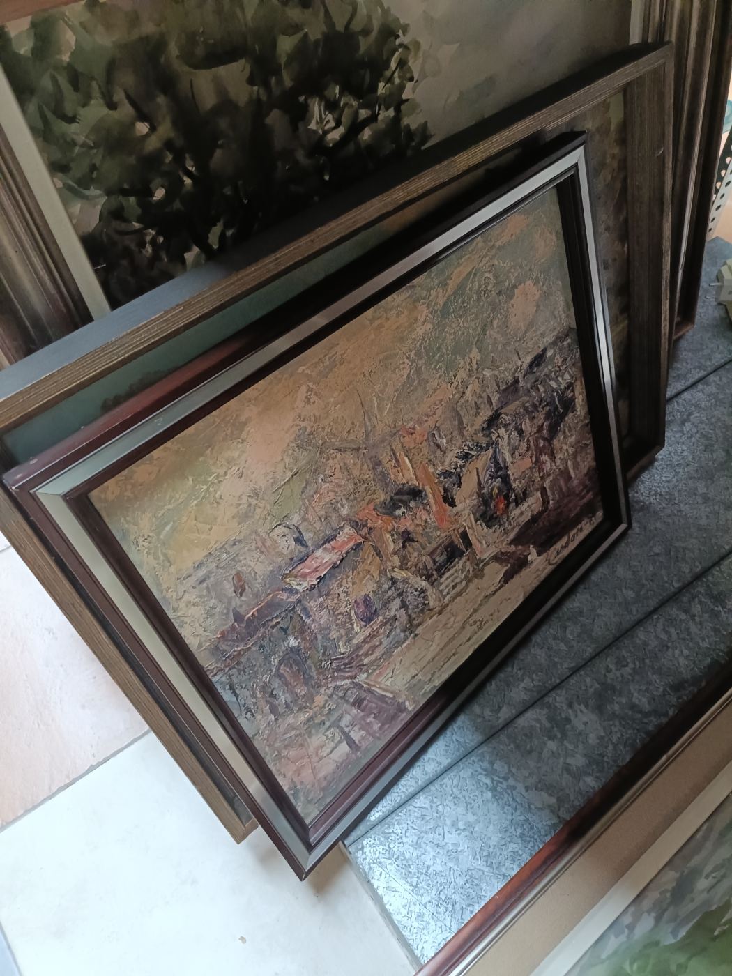 Cuadro con paisaje urbano en tonos cálidos y textura